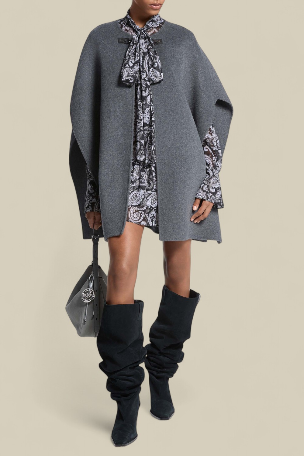 תמונת כל הלוק של שכמייה צמר